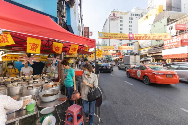 Tayland 'da Yaowarat Bangkok' ta düzenlenen Vejetaryen Festivali (J Festivali), Çin 'in Yaowarat kentinde, et içermeyen yiyecekler için sokak yemekleri büfe sarı bayrak işareti. 14 Ekim 2023. Bangkok, Tayland.