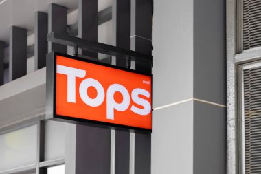 Yeni bir logo, Tayland merkezli American Tops Market zincirinin popüler market zinciri Central Retail tarafından Tops Supermarket adı altında. 09 Kasım 2023, Bangkok, THAILAND