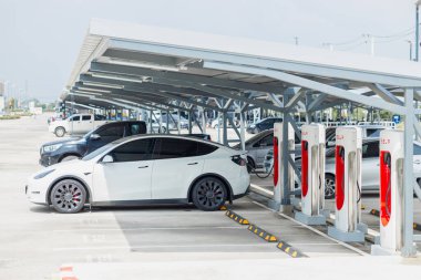 Tesla EV araba şarj oluyor Tesla Supercharger 250 kW rıhtım bataryası hızlı şarj istasyonu servis Bangkok, THAILAND, Kasım 09 2023.