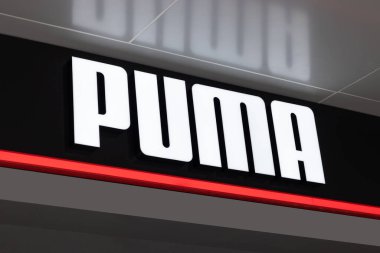 Puma mağazasında Puma SE marka logo var. Puma merkezi Herzogenaurach, Almanya 'da bulunan atletik ve günlük ayakkabı, giysi ve aksesuarlar tasarlar ve üretir. 9 Kasım 2023, Bangkok, Tayland.