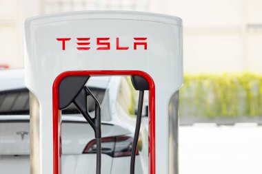Tesla Supercharger 250 kW liman istasyonu. Bangkok, THAILAND 'da yüksek hızlı Tesla marka her araba hamuru için açık servis, 09 Kasım 2023.