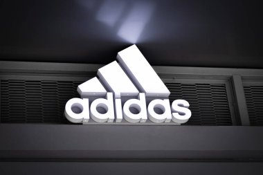 Adidas marka logosu Adidas mağazasında spor kıyafetleri ve aksesuarlar. Adidas Alman şirketi ilk kez atlet sporu yapıyor. 9 Kasım 2023, Bangkok, Tayland.
