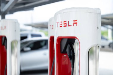 Tesla Supercharger 250 kW liman istasyonu. Bangkok, THAILAND 'da yüksek hızlı Tesla marka her araba hamuru için açık servis, 09 Kasım 2023.