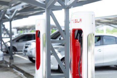 Tesla Supercharger 250 kW liman istasyonu. Bangkok, THAILAND 'da yüksek hızlı Tesla marka her araba hamuru için açık servis, 09 Kasım 2023.