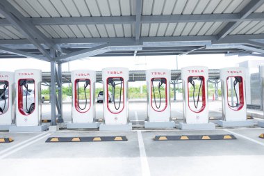 Tesla Supercharger 250 kW liman istasyonu. Bangkok, THAILAND 'da yüksek hızlı Tesla marka her araba hamuru için açık servis, 09 Kasım 2023.