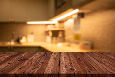 Lüks loş ışık modern mutfak tezgahı. Ahşap ön planda boş alan. Reklam amaçlı montaj arka planında ürünler için.