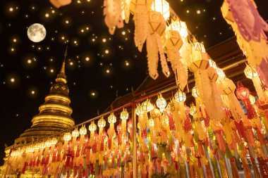 Lamphun 'daki Fener Festivali' nde insanlar Hariphunchai Tapınağı dolunayında Wat Phra 'da renkli fenerler asarlar.