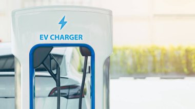 Otoparktaki EV akü yükleme istasyonu, yeşil enerjili ve sıfır emisyonlu araç için yeni teknoloji.