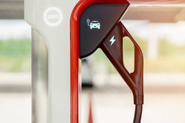Otoparktaki EV akü yükleme istasyonu, yeşil enerjili ve sıfır emisyonlu araç için yeni teknoloji.