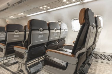 Uçak yolcu koltukları kabin uçağında sıra sıra ekonomi sınıfı