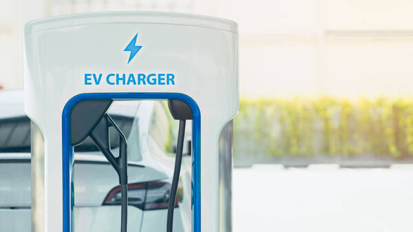 Док-станция для зарядки аккумуляторов для автомобилей EV на парковке, новая технология для автомобилей с экологической энергией и нулевой эмиссией.