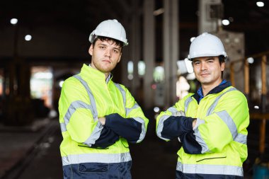 Portre mühendisi makine servis takımı akıllı ve kendinden emin ayakta durabilen ağır sanayideki işçiler..