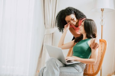 LGBT kadın aşığı dizüstü bilgisayarla birlikte yaşıyor eşitlik yaşam tarzı kavramı için modern teknoloji cihazı