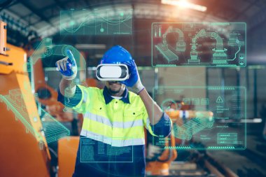 Mühendis, VR sanal gerçeklik teknolojisi kontrolü kullanıyor. Modern fabrikada robot makineleri çalıştırıyor. Mühendislik endüstrisinde yeni yenilik.