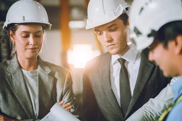 İnşaat sahasında mühendisler ile yakın plan iş yatırımcıları toplantısı..