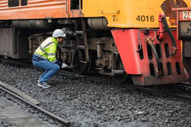 Lokomotif onarım işçisi, tren mühendisi görevli tamirci demiryolu taşımacılığı endüstrisindeki eski dizel tren yolcu kabininin bakımında çalışan.