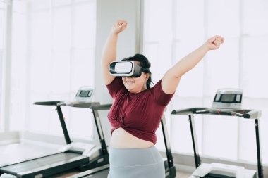 Artı, VR kulaklık kullanan cüsseli kadınlar görsel spor fitness oyunu egzersizlerinden hoşlanırlar. İnsanlar sağlık hizmetleri kavramı için modern teknolojiyi kullanıyorlar..