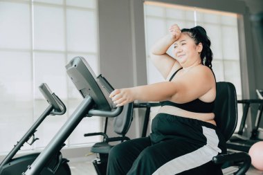 sağlıklı şişman kadın Asyalı artı beden ölçüsündeki kadın spor kulübü fitnesinde kilo vermek için egzersiz yapıyor.