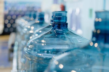 Plastik PET içme suyu şişesi içme suyu fabrikasında konveyör üretim hattında temizlendi..