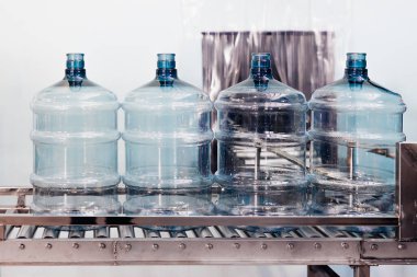 içme suyu temiz şişeleri otomatikleştirilmiş taşıyıcı silindirler içme suyu fabrikasında şişeleme için kullanılır.