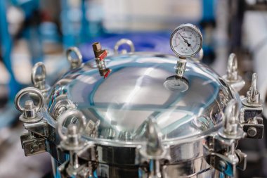 Yakından basınç tankı kapağı kilitlendi. Paslanmaz Çelik Sıhhi Sıhhi Havalandırma Deliği Kanalizasyon Kapısı Kilidi Endüstri Fabrikasında basınç göstergesi ile.