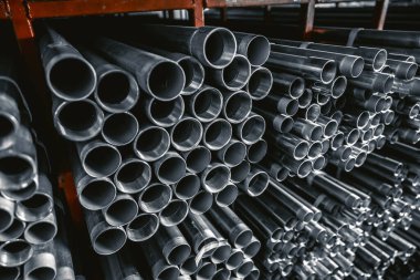 Metal borular bağlantı boruları. İnşaat silindirli çelik boru inşaat malzemeleri mağazasının rafına yerleştirilmiş..