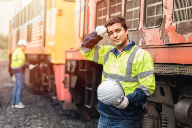 Yorgunluktan bitkin düşmüş mühendis çalışanı dışarıda sıkı çalışıyor sıcak hava yaz mevsimi tren bakım servisi personeli.