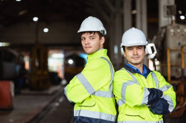 Portre mühendisi makine servis takımı akıllı özgüvenli, ağır sanayi işçisi.