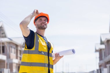 Profesyonel inşaat mühendisi erkek. Gayrimenkul projesi inşaatçısı. İnşaat alanında çalışan zeki bir mimar..