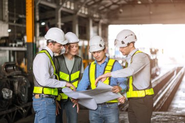 Bir grup endüstri mühendisi beyin fırtınası ekibi inşaatçısı mimar ve teknisyen bina yenileme planı ve zemin planı için birlikte danışmanlık yapıyorlar..
