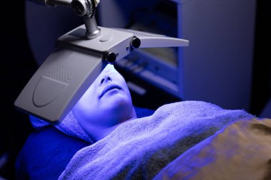 Kadın yüz kozmetik süreci ile biyoışık LED lazer yüz tedavisi teknoloji güzellik kaplıcalarında gençleştirme kaldırma