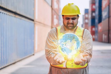 Hindistanlı mühendis erkek personel, kolay yönetim konteynırları taşımacılığı ve nakliyat dünya çapında iş konsepti için dijital küresel arıyor.
