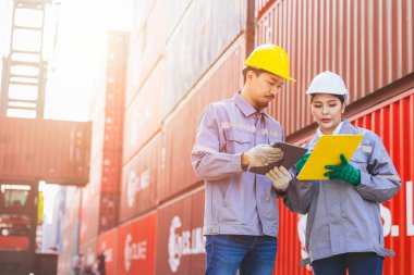 Asyalı erkek ve kadın takım çalışanları gümrük personeli konteyner limanı nakliye kargo lojistik endüstrisinde takım çalışması.