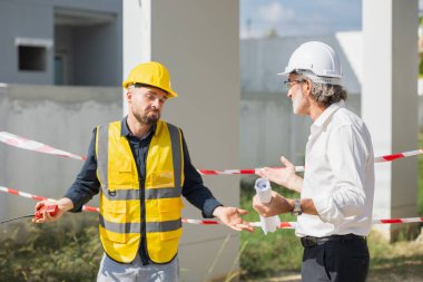 Üst düzey erkek, inşaattaki başarısızlıktan inşaat mühendisinin sorumlu olduğunu savunuyor. Düşük kalite proje standart sorunları aşamıyor.