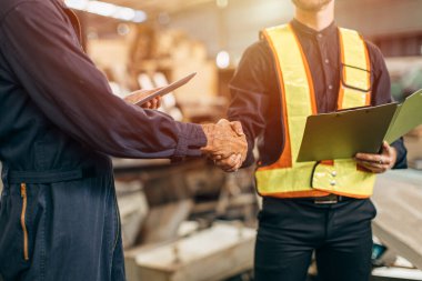 Mühendis Takımı işbirliği yapıyor. El sıkışıyorlar. Mühendislik grubu çalışanı takım çalışması projesini başarılı bir şekilde uyguladı