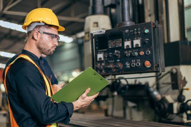 Profesyonel mühendis ağır sanayi fabrikasında kullanıcı manuel kontrol işletim programı CNC değirmen makinesinde çalışıyor