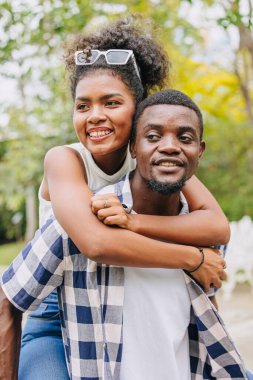 Sevgililer Günü 'nde çift olarak çıkacaktık. Parkta Afrikalı siyahi aşıklar yaz mevsiminin klasik tonlarında