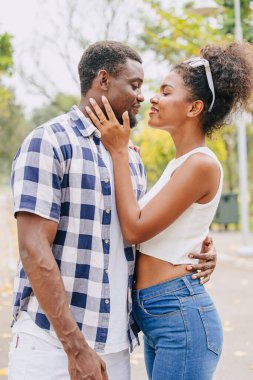 Sevgililer Günü 'nde çift olarak çıkacaktık. Parkta Afrikalı siyahi aşıklar yaz mevsiminin klasik tonlarında