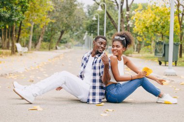 Sevgililer Günü 'nde çift olarak çıkacaktık. Parkta Afrikalı siyahi aşıklar yaz mevsiminin klasik tonlarında