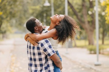 Sevgililer Günü 'nde çift olarak çıkacaktık. Parkta Afrikalı siyahi aşıklar yaz mevsiminin klasik tonlarında