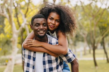 Sevgililer Günü 'nde çift olarak çıkacaktık. Parkta Afrikalı siyahi aşıklar yaz mevsiminin klasik tonlarında