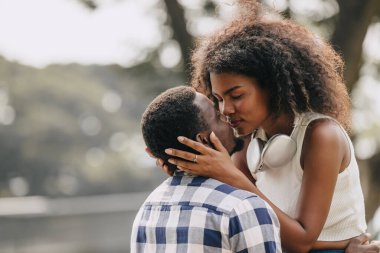 Sevgililer Günü 'nde çift olarak çıkacaktık. Parkta Afrikalı siyahi aşıklar yaz mevsiminin klasik tonlarında