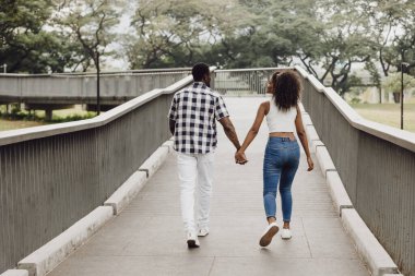 Sevgililer Günü 'nde çift olarak çıkacaktık. Parkta Afrikalı siyahi aşıklar yaz mevsiminin klasik tonlarında