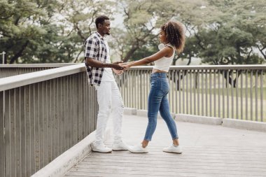 Sevgililer Günü 'nde çift olarak çıkacaktık. Parkta Afrikalı siyahi aşıklar yaz mevsiminin klasik tonlarında
