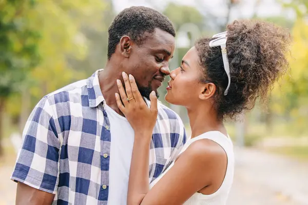 男女情侣情人节约会 夏季户外公园里的非洲黑人情人 古色古香的色调 — 图库照片