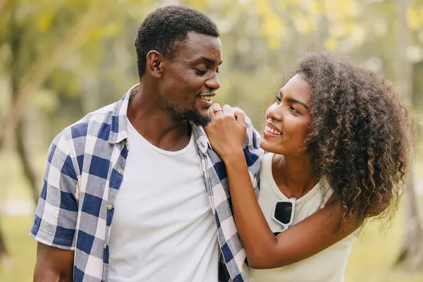 Treffit Pari Mies Nainen Ystävänpäivä Afrikkalainen Musta Rakastaja Puistossa Ulkona — kuvapankkivalokuva