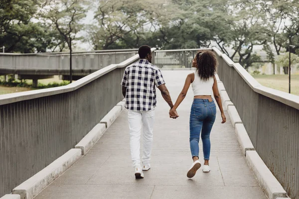 Sevgililer Günü 'nde çift olarak çıkacaktık. Parkta Afrikalı siyahi aşıklar yaz mevsiminin klasik tonlarında