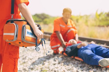 Hareket halindeki sağlık aracı tıbbi yardım ekibi dışarıdaki kaza mahallinde insanların hayatını kurtarıyor.