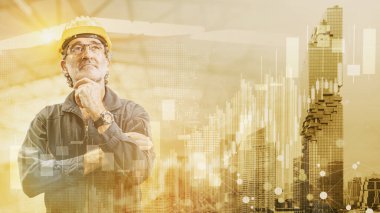 Profesyonel mühendis kıdemli erkek düşüncesi, sivil yönetim projeleri için modern şehir manzaralı ofis binasını örtüyor