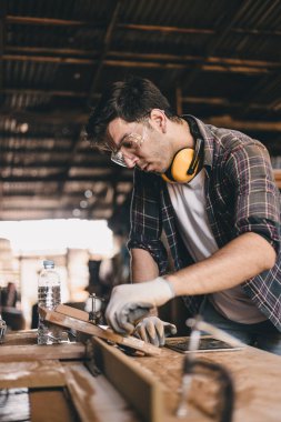 Profesyonel marangoz el işi ahşap el işi mobilya ustası atölye ustası iyi detay ustası ahşap atölyesi.